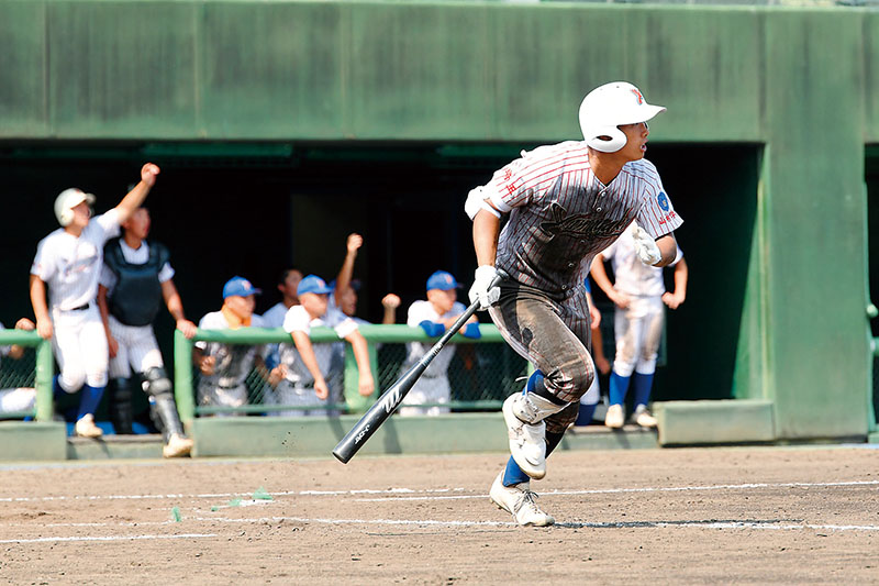 聖望学園―山村学園　9回表山村学園1死一、二塁、横田が右中間に適時三塁打を放つ＝県営大宮