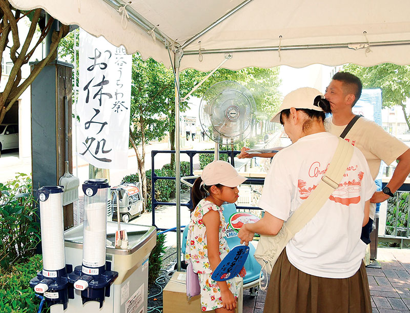 初めて設けられた休憩所で涼む熊谷うちわ祭の来場客＝21日、熊谷市内