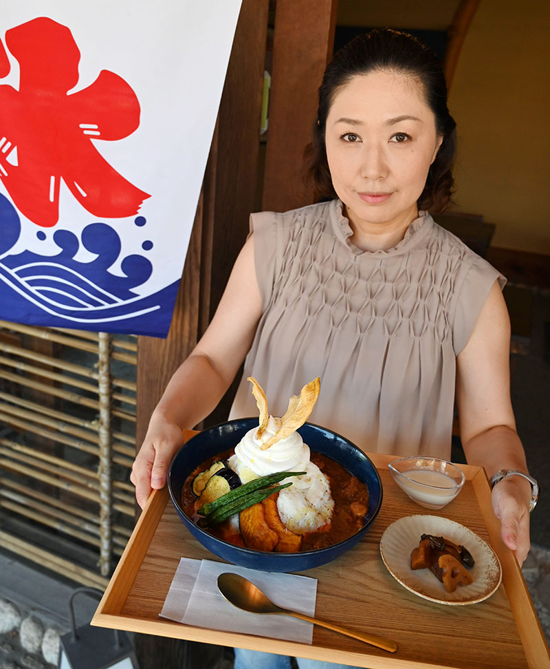 新商品のカレーかき氷。「日本の伝統的な食文化である漬物の魅力を若者にも広めたい」と話す河村屋の染谷静香社長