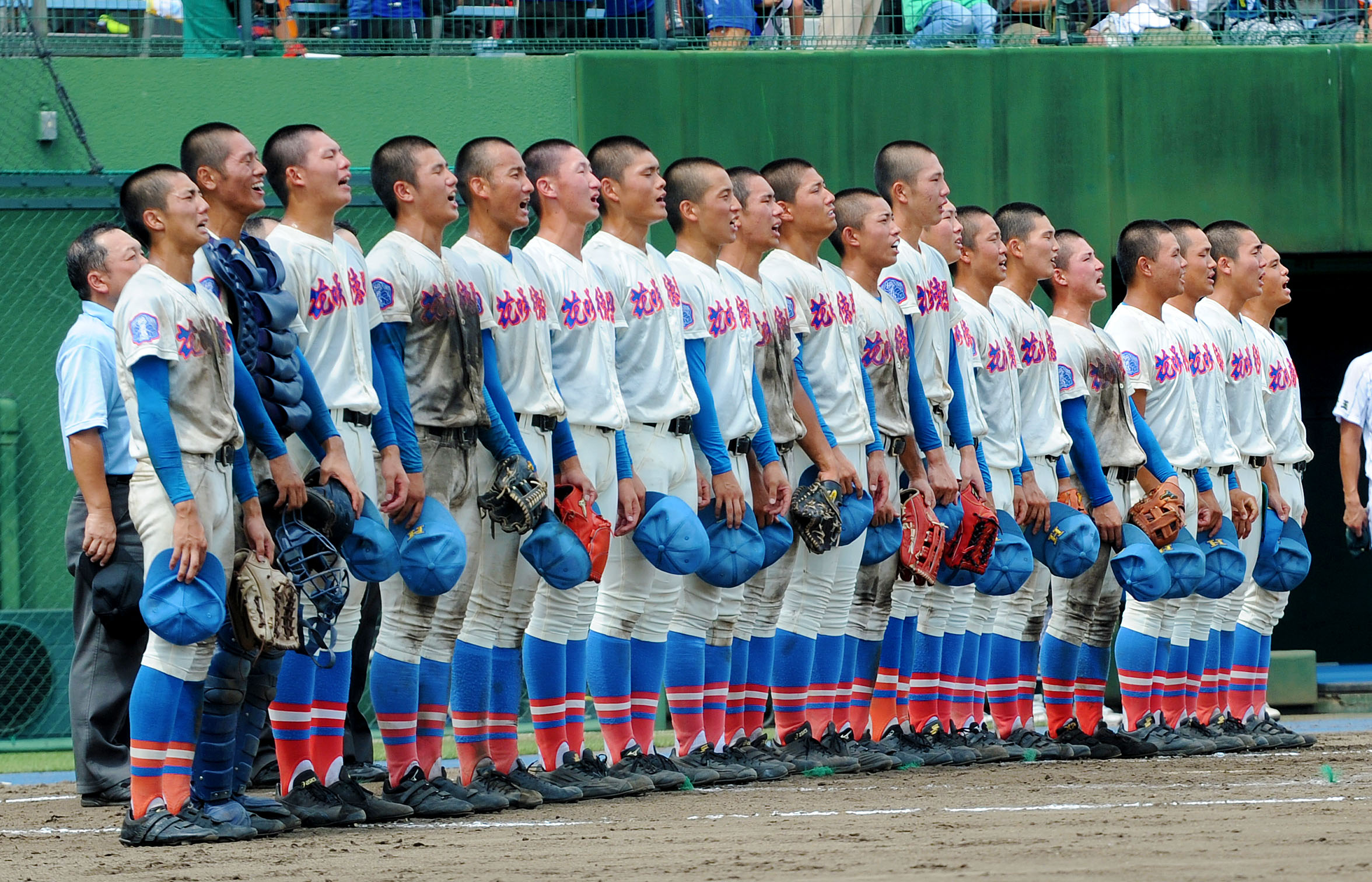 5年ぶり8度目の優勝を決め、校歌を歌う花咲徳栄ナイン＝28日、県営大宮