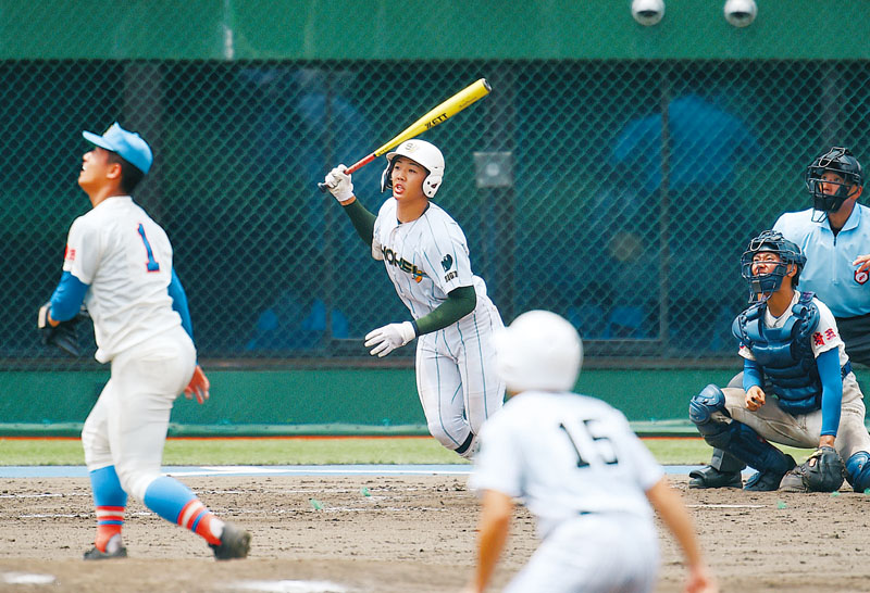 8回裏昌平無死一、二塁、山根が右越え3ランを放つ。二塁走者畑田。捕手田端