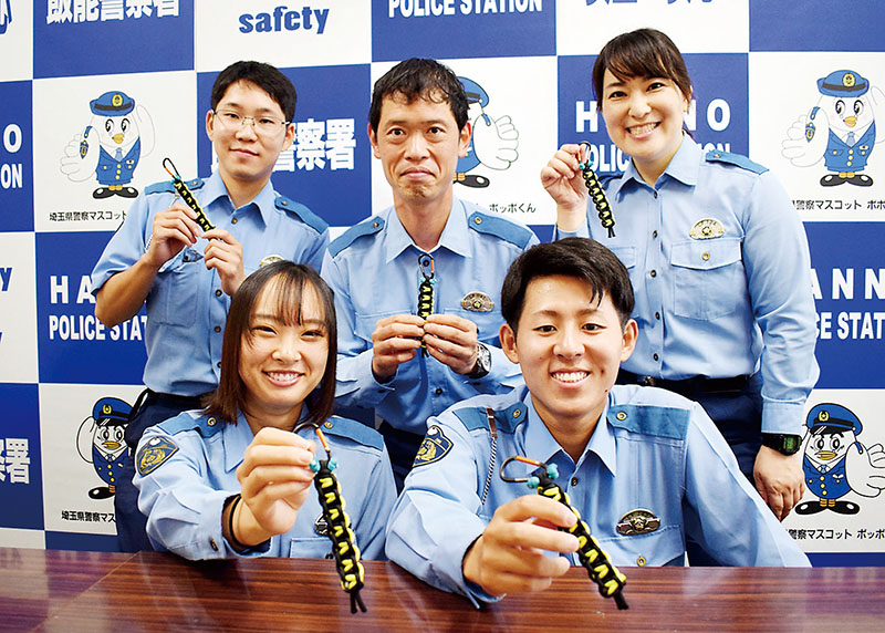 オニヤンマキーホルダーを手作りした若手警察官＝19日、飯能署