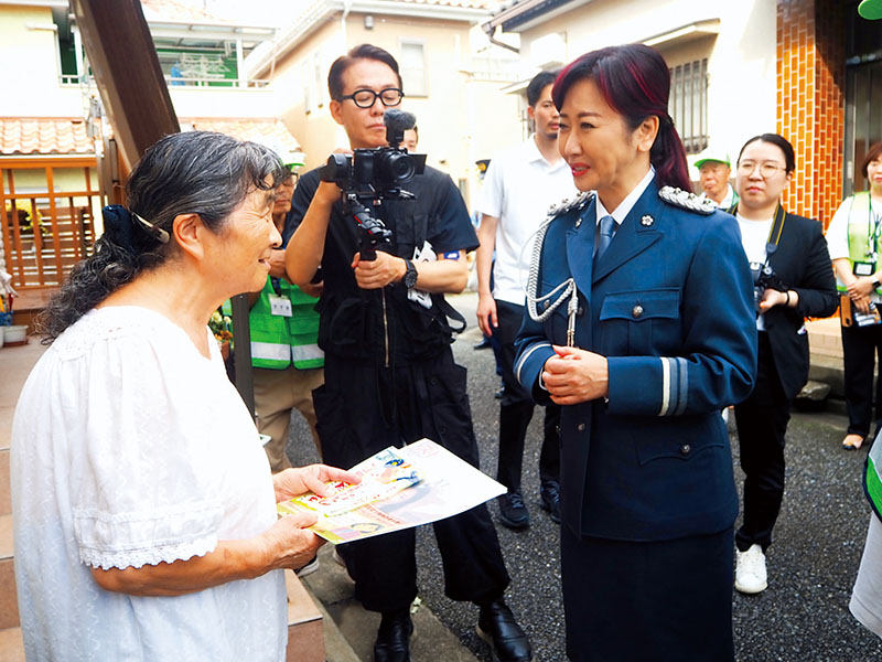 新座市内の住宅を戸別訪問し、特殊詐欺被害防止を呼びかける伍代夏子さん＝24日午後、新座市野火止