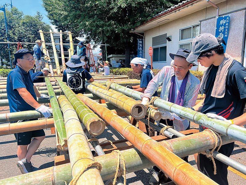 保存会に結び方を教わる地域の高校生＝27日、鶴ケ島市脚折町の脚折会館