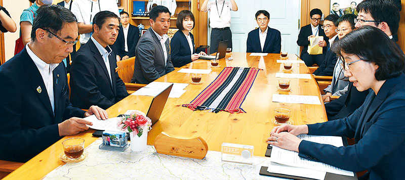 大野元裕知事（左端）と佐久間孝光嵐山町長（左から2人目）に国の方針を伝達する岡田恵子内閣府男女共同参画局長（右端）＝7月30日午前、県庁