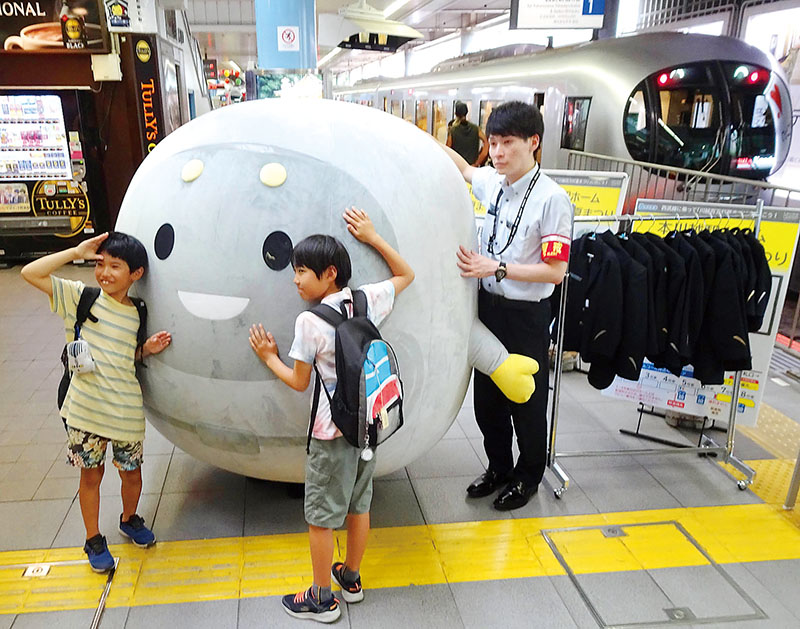 西武新宿線本川越駅で行われた「Laview夏まつり」＝川越市内