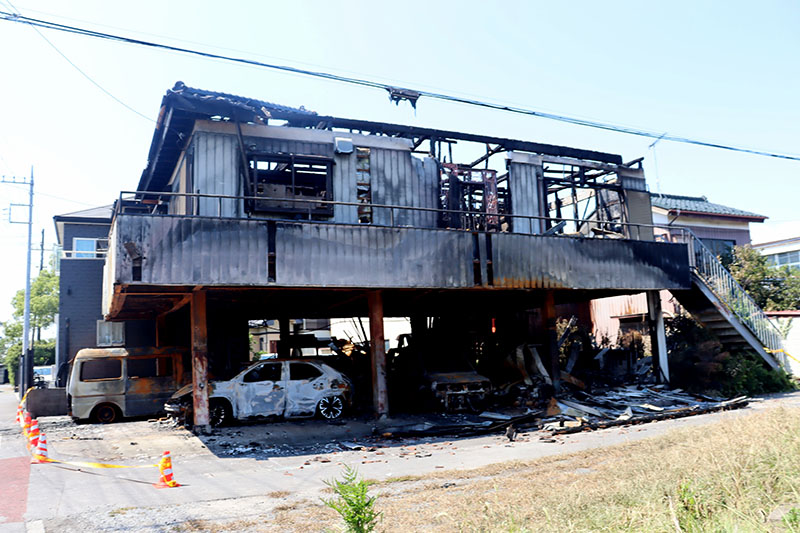 木造2階建て住宅と乗用車3台が全焼した火災現場＝4日午後、久喜市菖蒲町菖蒲