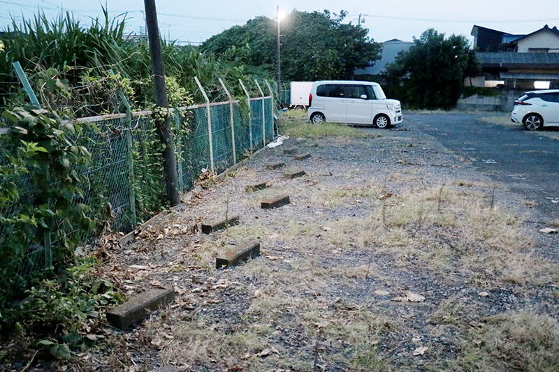 男性が発見されたとみられる駐車場＝8日午後7時ごろ、坂戸市中小坂