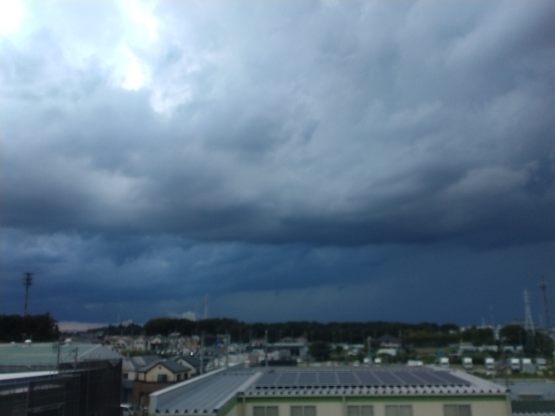 埼玉県北部に発生した雨雲＝9日午後5時頃、さいたま市北区から撮影