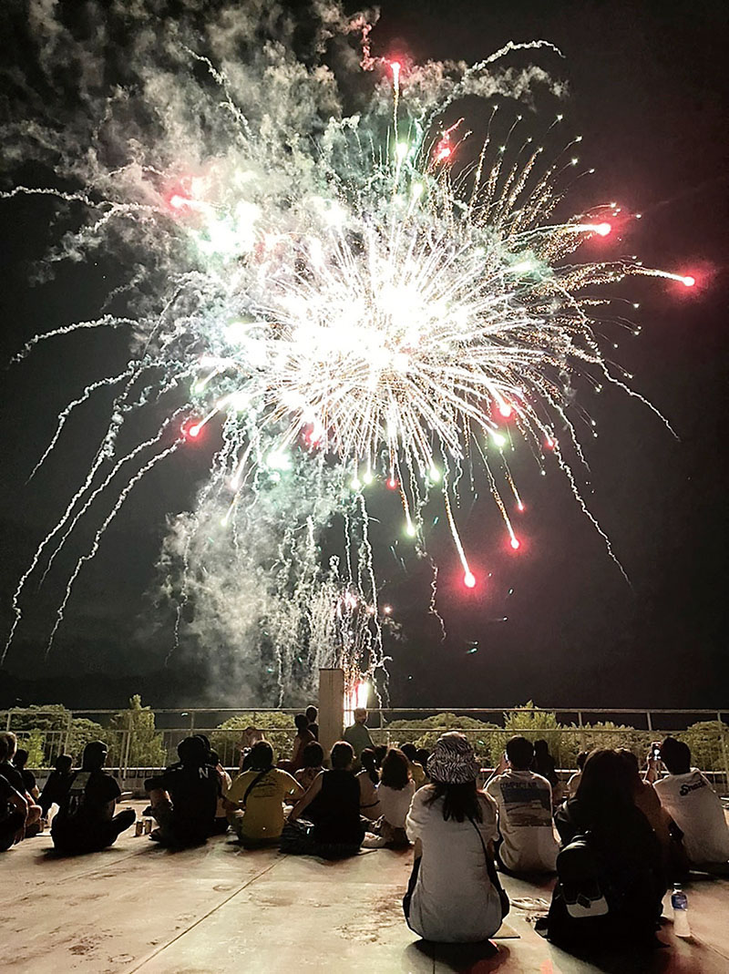 校舎屋上から鑑賞できる「おがの花火大会」＝2022年8月16日撮影、小鹿野町飯田の旧三田川中学校