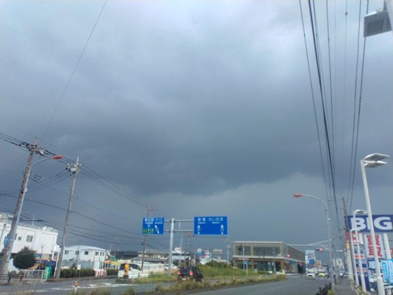 さいたま市上空に発生した雨雲＝14日午後１時頃、上尾市の国道17号から撮影