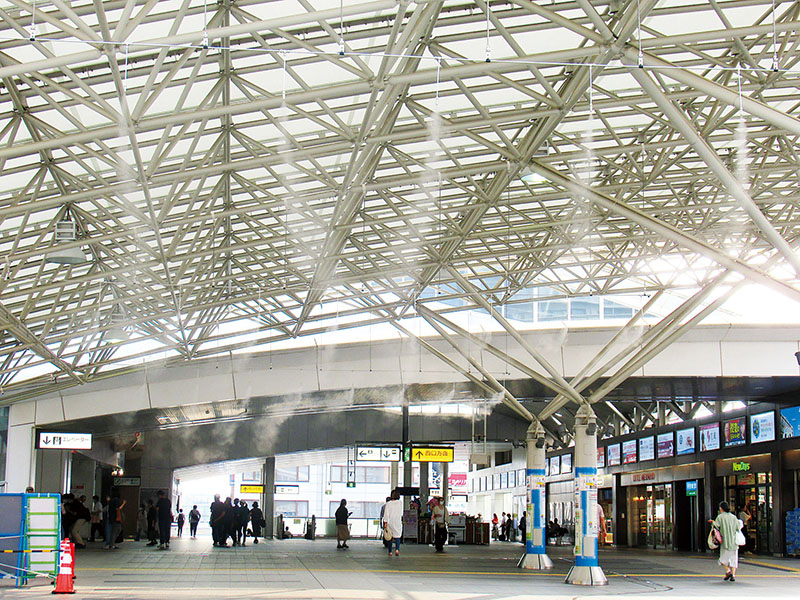 お目見えした冷却ドライミスト＝上尾市、JR高崎線上尾駅東口