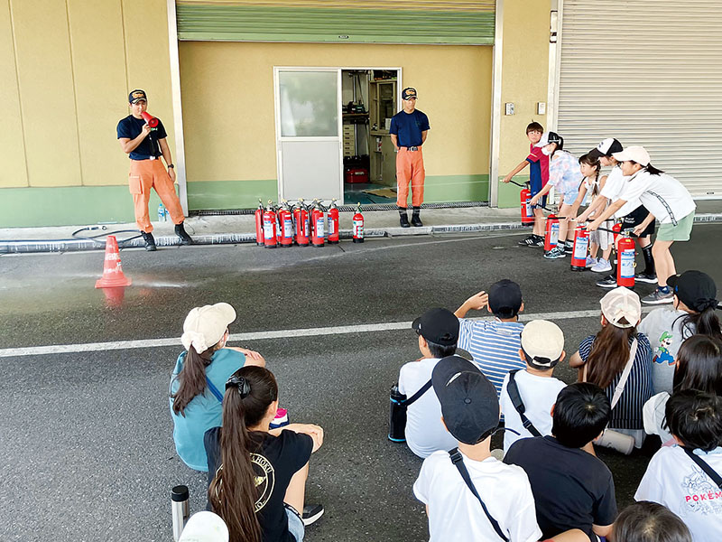 水消火器の噴射を体験する子どもたち＝19日、戸田市