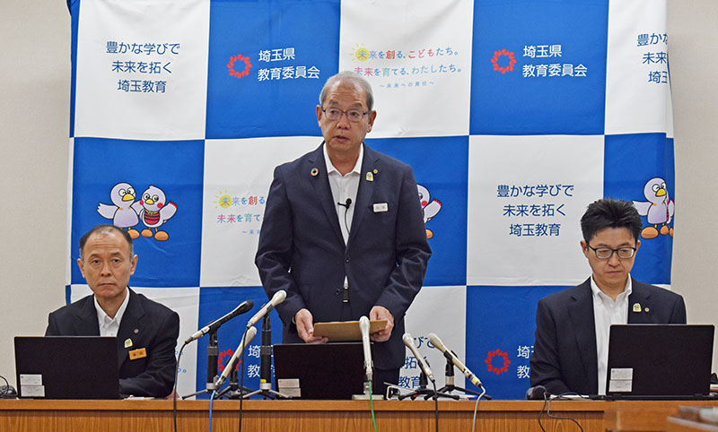 共学化勧告への報告書について説明する日吉亨教育長（中央）＝22日午後、県庁