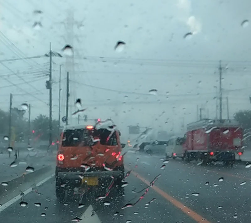 落雷の後、一時、辺り一面が真っ白になるほどの豪雨となった＝24日午後2時ごろ、埼玉県上尾市の第二産業道路