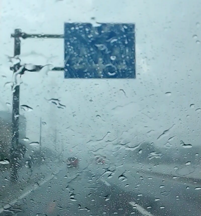 打ち付ける大雨で、一時前方の車や看板が見えにくいほどの状態となった＝24日午後2時ごろ、埼玉県上尾市の第二産業道路