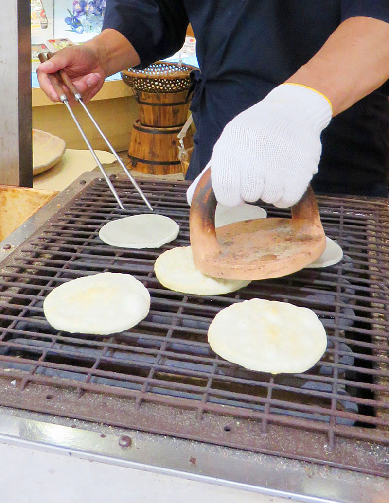 草加せんべいを手焼きしている様子