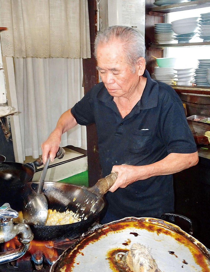 厨房に立つ「東京飯店」の鵜沢捷雄さん