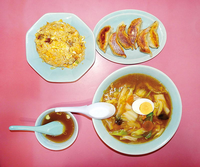 炒飯（左上）や餃子（右上）など