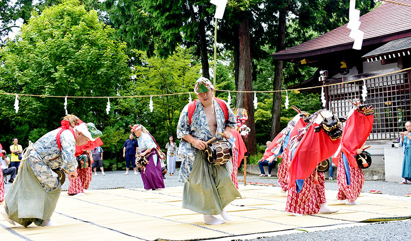 約200年続いた「三峰の獅子舞」を披露する保存会メンバー＝25日午前9時ごろ、秩父市三峰の三峯神社境内