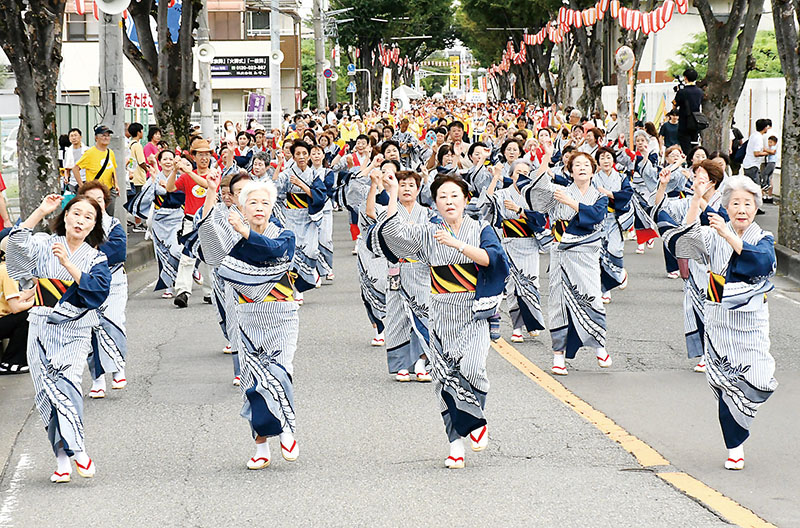 2500人の市民が参加して行われた、第44回たたら祭りの「流し踊り」＝24日午後、川口市青木