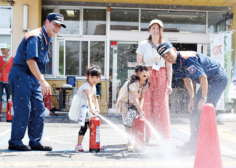 消火を体験をする参加者＝24日、狭山市下奥富の奥富地区センター