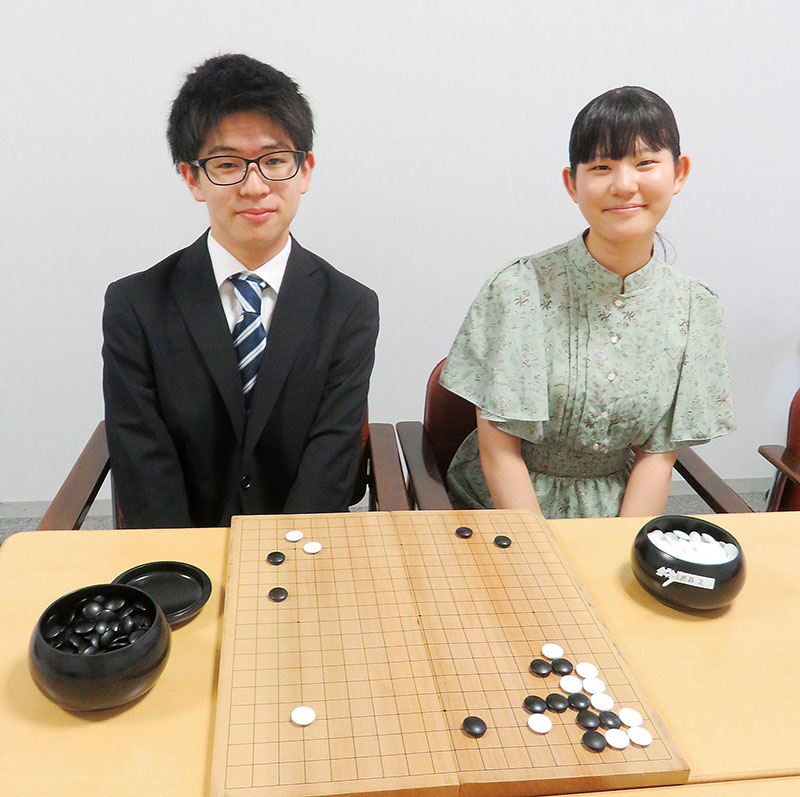 今年誕生した埼玉出身の囲碁棋士、荒井幹太さん（左）と竹下奈那さん＝23日、川口市立中央ふれあい館