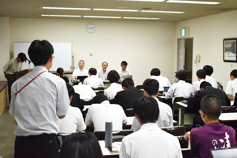 県教委の担当者に報告書の内容について質問する別学校生徒＝27日、さいたま市浦和区