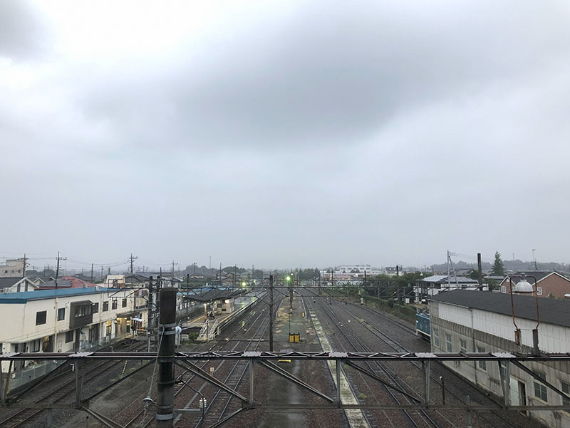 大雨注意報発令中の深谷市にある秩父線・武川駅から寄居・秩父方面を撮影。重たい雨雲から激しい雨が降り始めた＝8月29日午後5時58分