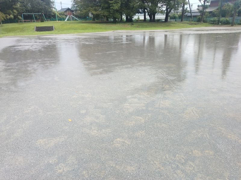 降り続く雨で冠水した公園のグランド＝1日正午ごろ、さいたま市北区