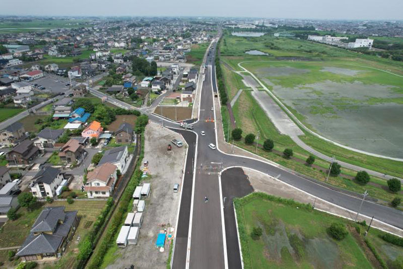 久喜騎西線バイパスの上空からの写真。写真中央を上下に貫く道路がバイパスの開通区間（7月撮影、県提供）