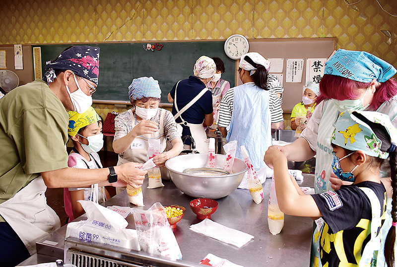 ハイゼックス炊飯袋で災害食作りに挑戦する子どもたち＝8月31日、秩父市福祉女性会館