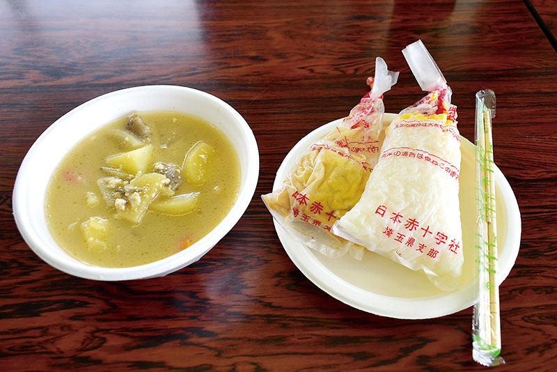 ハイゼックス炊飯袋で調理した、右からコーンの炊き込みご飯と伊達巻き、けんちん汁