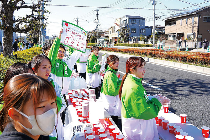 前回大会で、給水地点から声援を送るボランティアスタッフ＝2月12日（さいたま市提供）