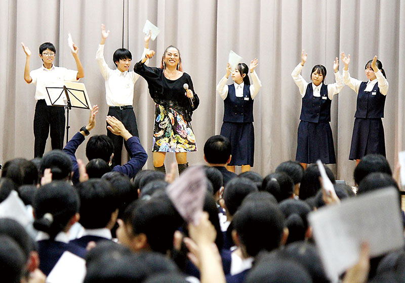 ステージ上で熱唱する石井明美さん（左から3人目）＝7日、さいたま市中央区の市立与野西中学校