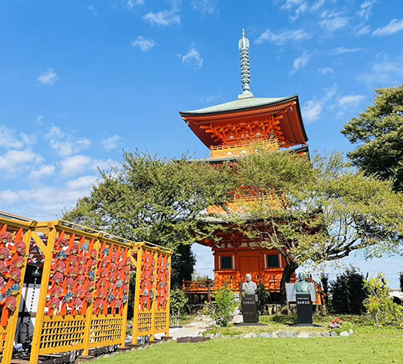 青葉園の三重塔と扇装飾800