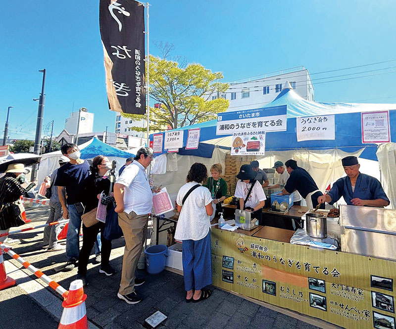 弁当を買い求める客で列ができる「浦和のうなぎを育てる会」のブース＝7日、北海道函館市（さいたま市提供）