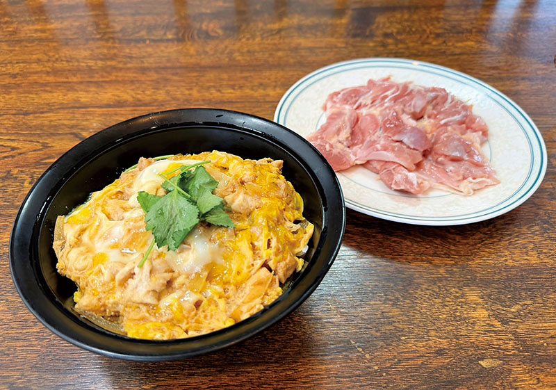 タマシャモを使った親子丼と調理前のタマシャモの肉