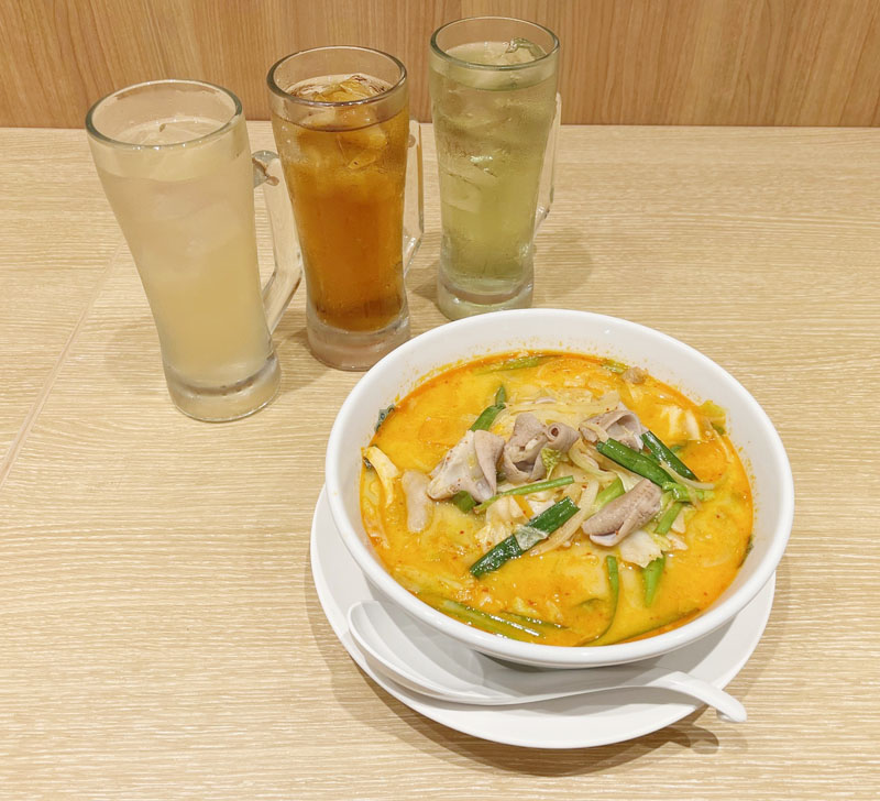 期間限定で復活する「モツ野菜ラーメン」と同店自慢のサワー、酎ハイ各種