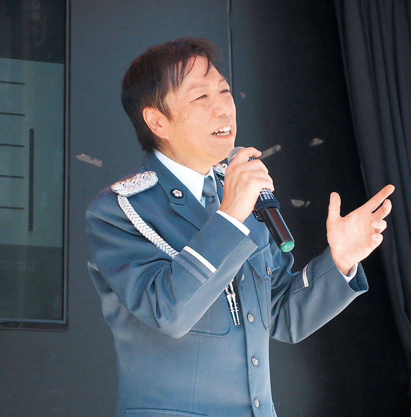 自身の楽曲を披露する和田青児さん＝14日午前、さいたま市見沼区