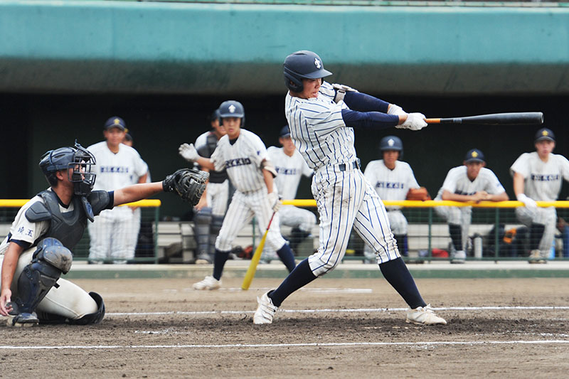 滑川総合―立教新座　4回表立教新座1死一、二塁、池田が左越えに適時三塁打を放つ。捕手宗＝レジスタ大宮