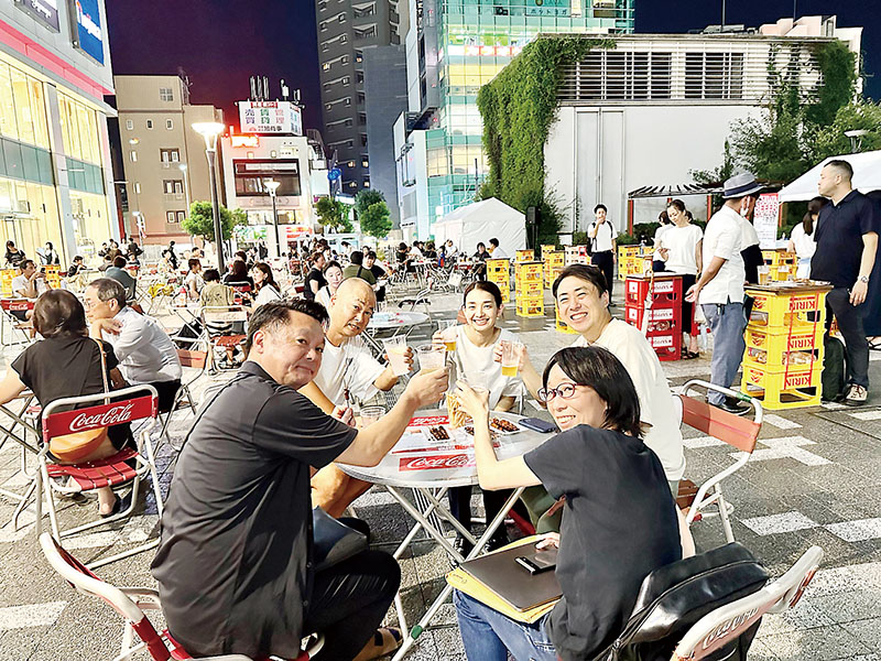 開放感あふれる駅前広場でビールなどで乾杯する来場者ら＝20日夕方、さいたま市浦和区