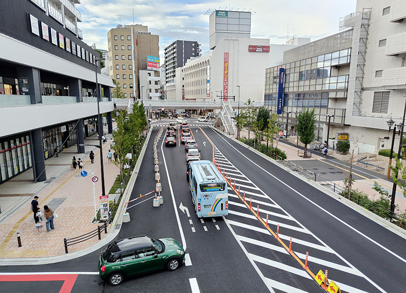 「エミテラス所沢」前の県道で信号待ちをする車の列＝22日、所沢市東住吉