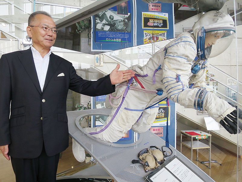 加須未来館で展示中のソコル宇宙服を紹介する角田守良市長＝加須市外野