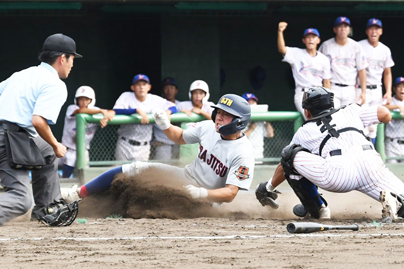 浦和実―山村学園　2回裏浦和実1死一、三塁、深谷のスクイズ（記録は野選）で三塁走者野本が生還する。捕手三木