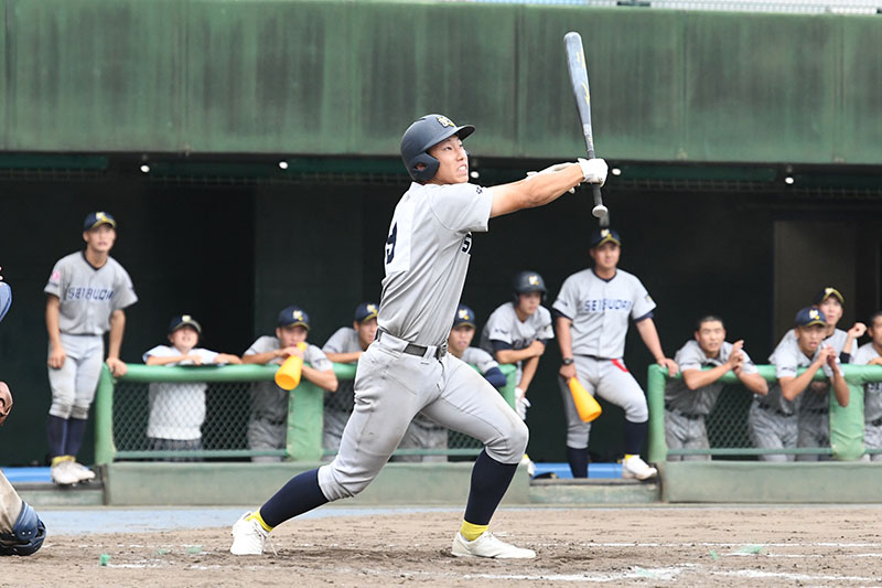 春日部共栄―西武台　9回表西武台1死満塁、代打金谷が同点の右前適時二塁打を放つ