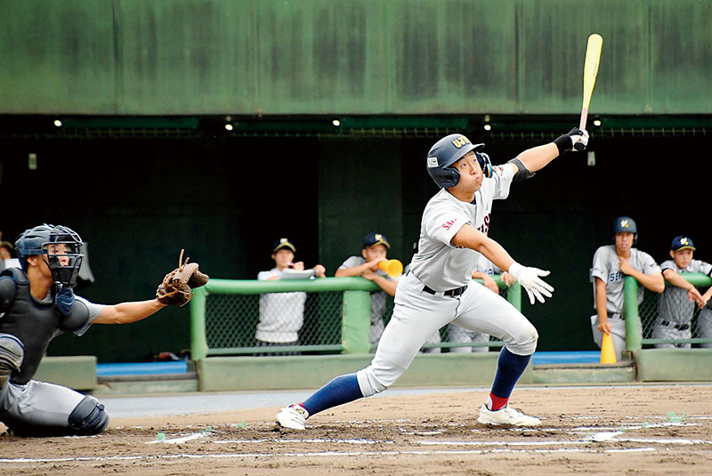 浦和実―西武台　1回表浦和実1死満塁、野本が先制の右前適時打を放つ。捕手金＝29日、県営大宮球場