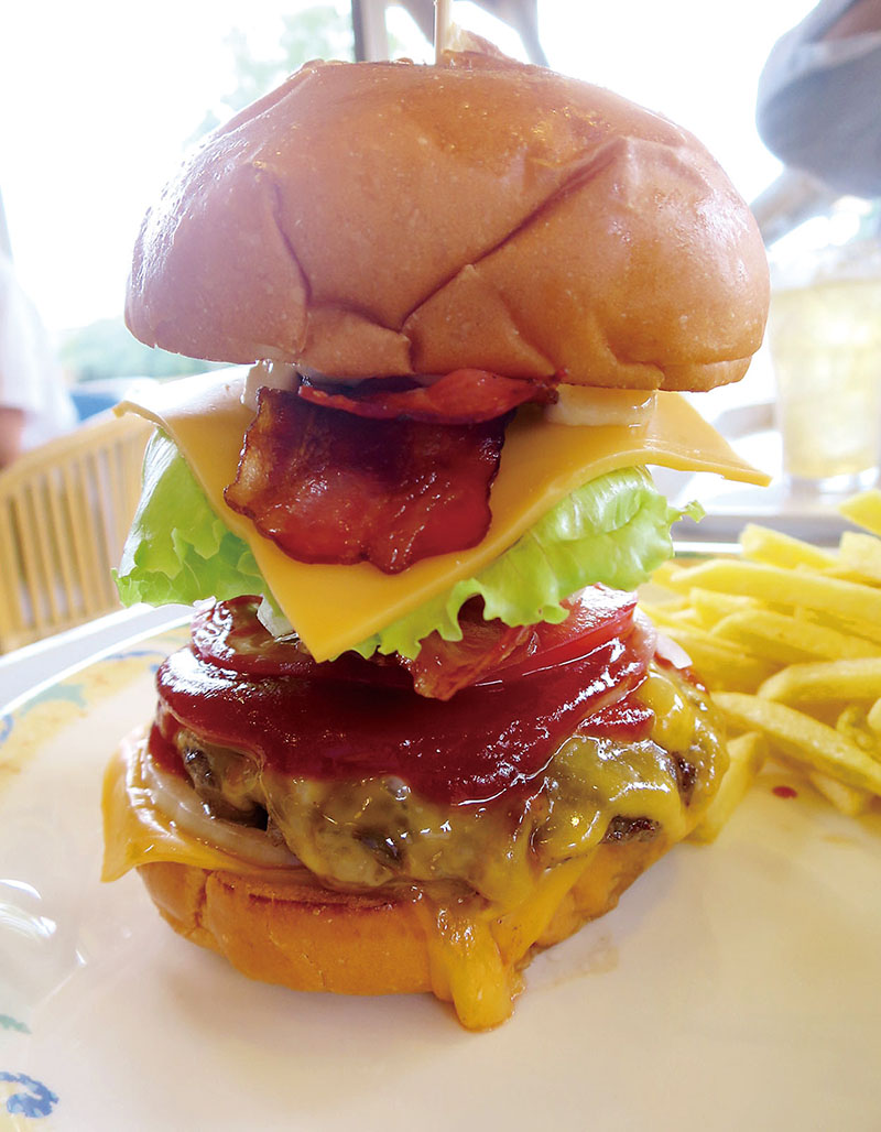 ベーコンチーズバーガーはこのボリューム