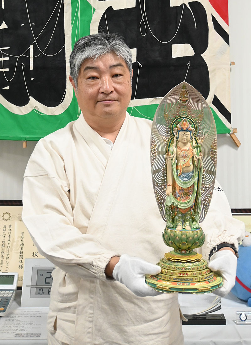 聖観音菩薩を手にする大仏師・松本明観さん