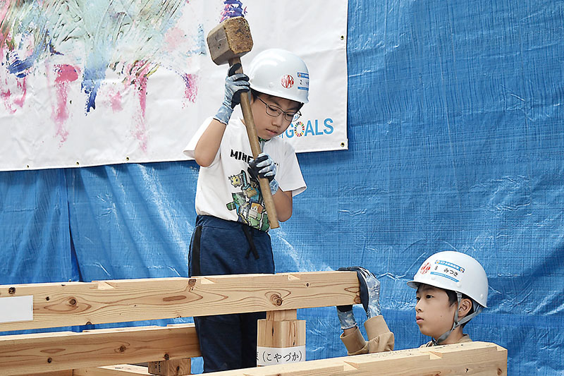 建築を体験する参加者＝行田市桜町2丁目の小川ホームズ